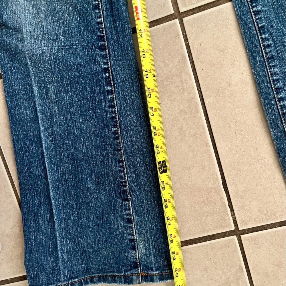 Low rise flare jeans with a flattering fit and cute back pockets ✨ - Picture 5 of 7